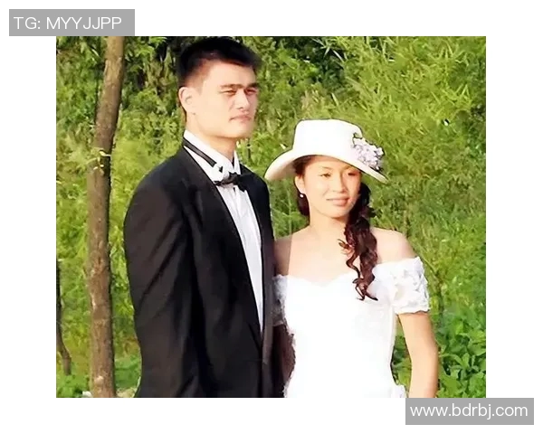 姚明与妻子温馨合影揭晓怀孕喜讯引发网友热议与祝福